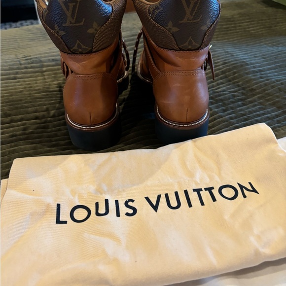 SOLD! Louis Vuitton Boots size 8 - Picture 4 of 10